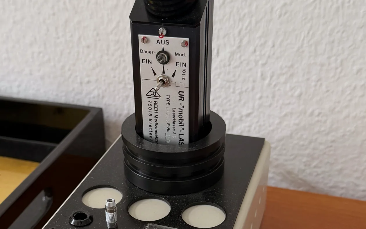 Lasergerät zur Stimulation der Akupunkturpunkte bei der Allergiebehandlung in der Privatpraxis Dr. Trinks