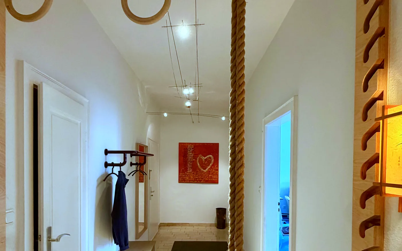 Praxisflur mit Turnringen an der Decke, Sprossenwand und Kletterseil